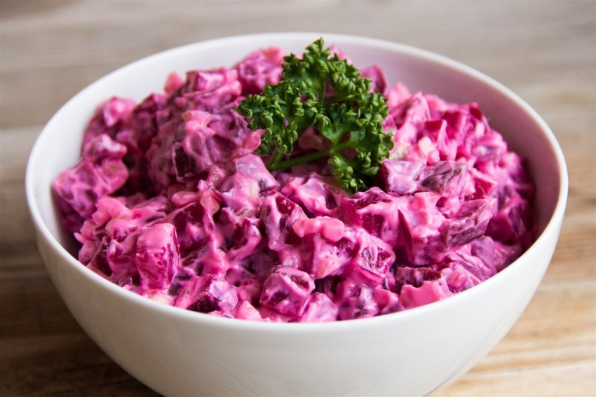 Свекольный салат с черносливом и грецкими орехами