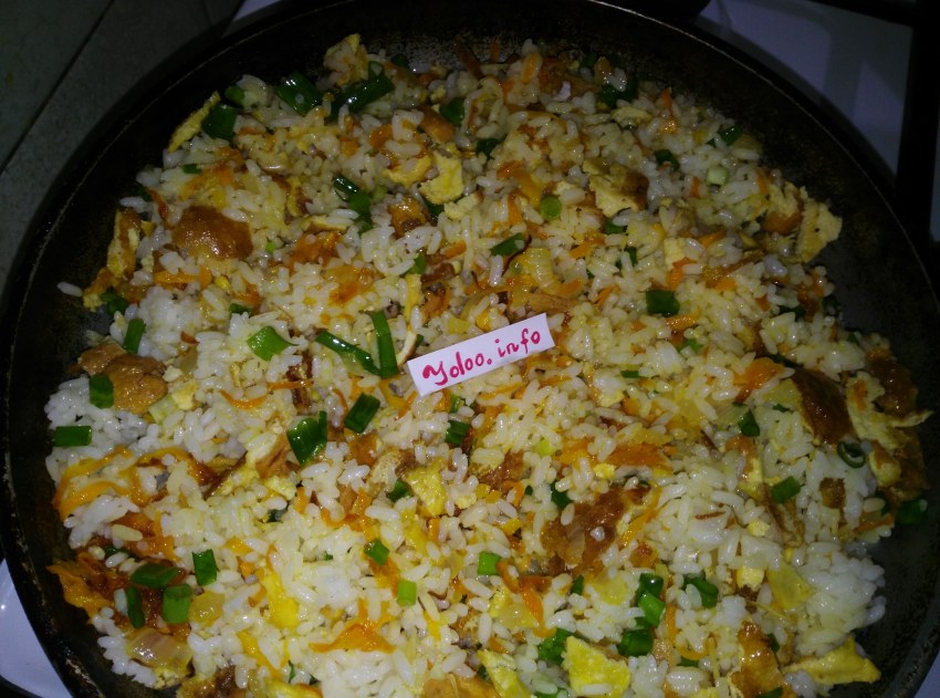Рис с овощами и яйцом на сковороде