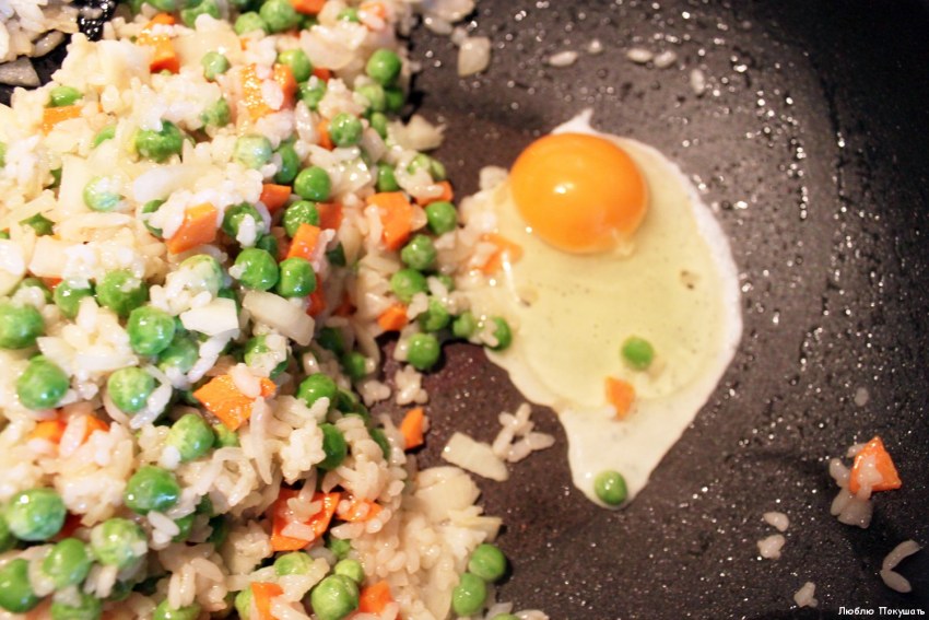 Рис с овощами и яйцом