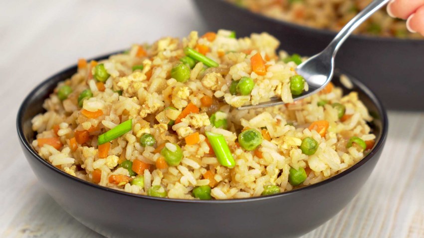 Жареный рис с овощами