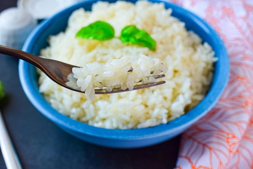 Рис по-тайски с яйцом и овощами