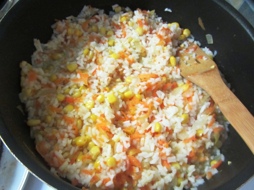 Рис с кукурузой и морковью и луком