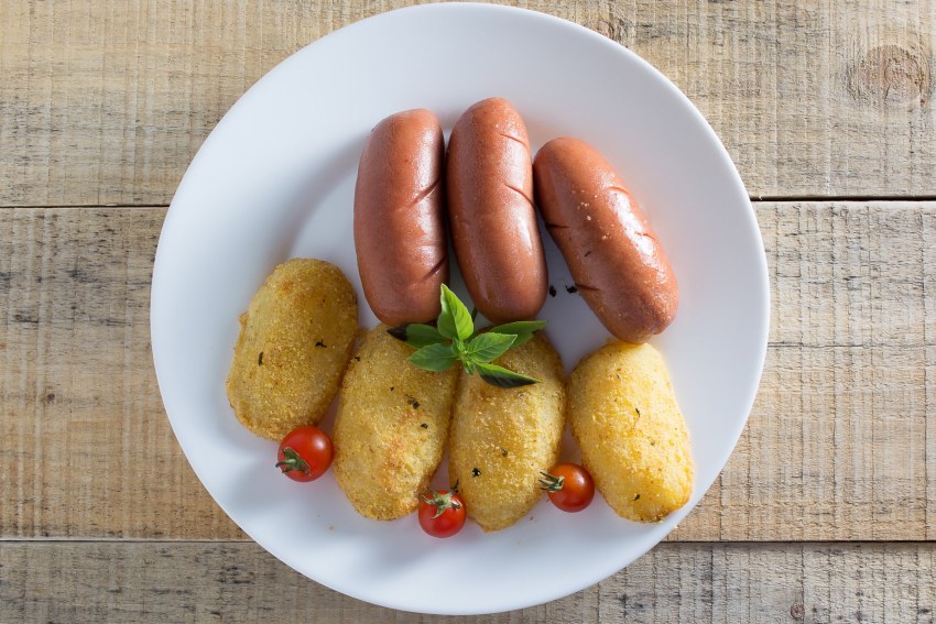 Сосиски с огурцами и помидорами