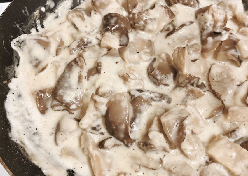 Бефстроганов из курицы с грибами