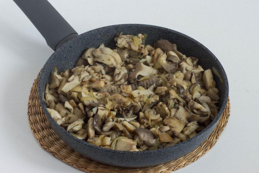Сковородка жареных грибов