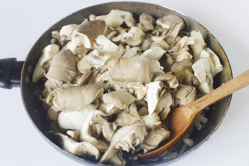 Жареные грибы вешенки с луком