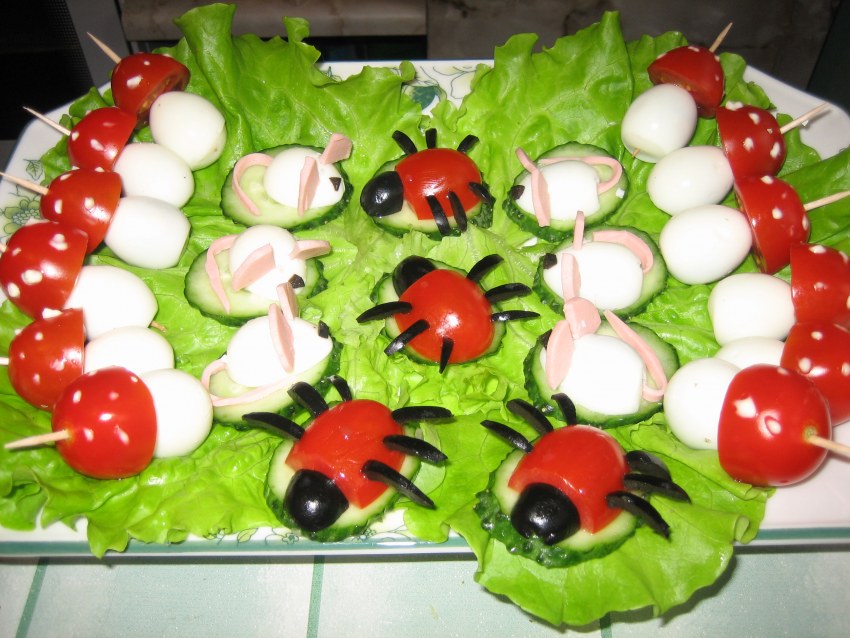 Канапе с перепелиными яйцами и черри