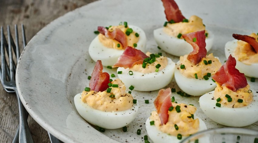 Канапе с перепелиными яйцами и черри