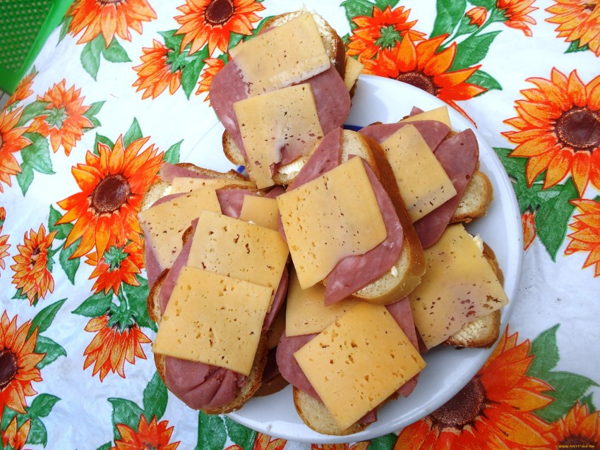 Колбаса сыр хлеб