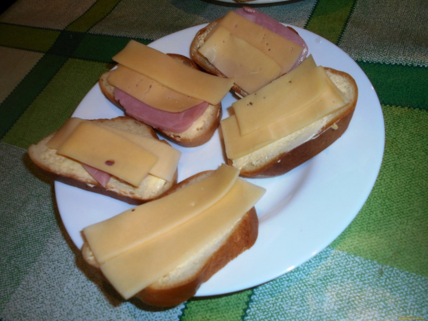 Жареная колбаса с хлебом