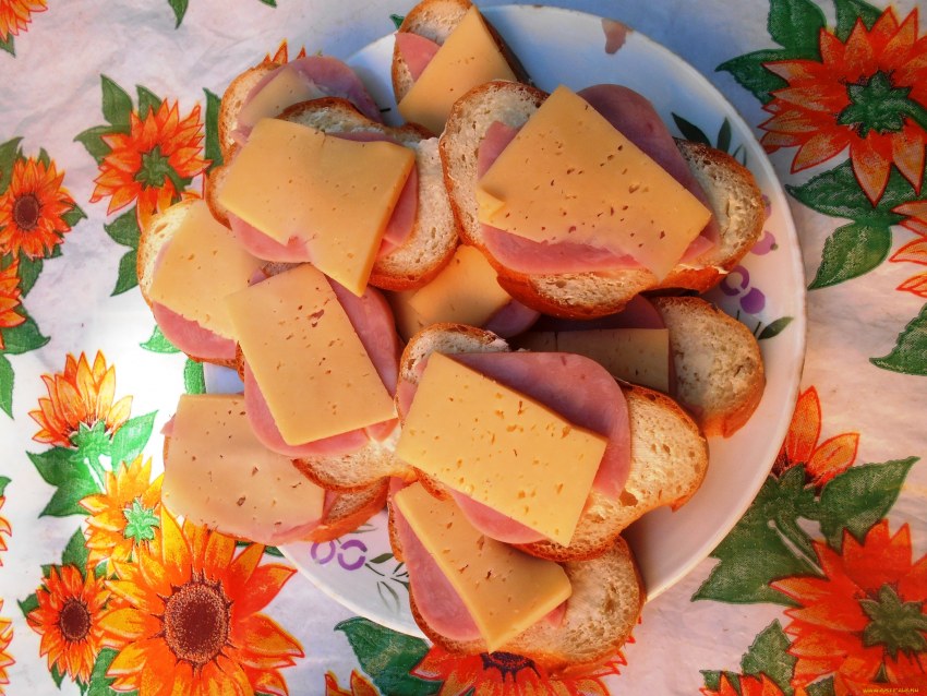 Еда бутерброды с колбасой и сыром