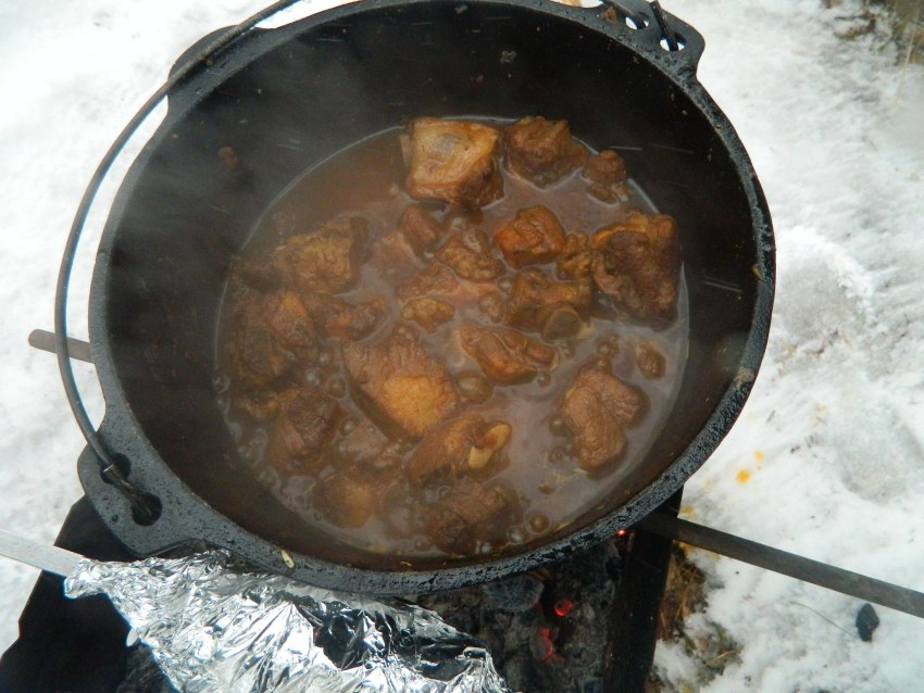 Куырдак на костре в казане