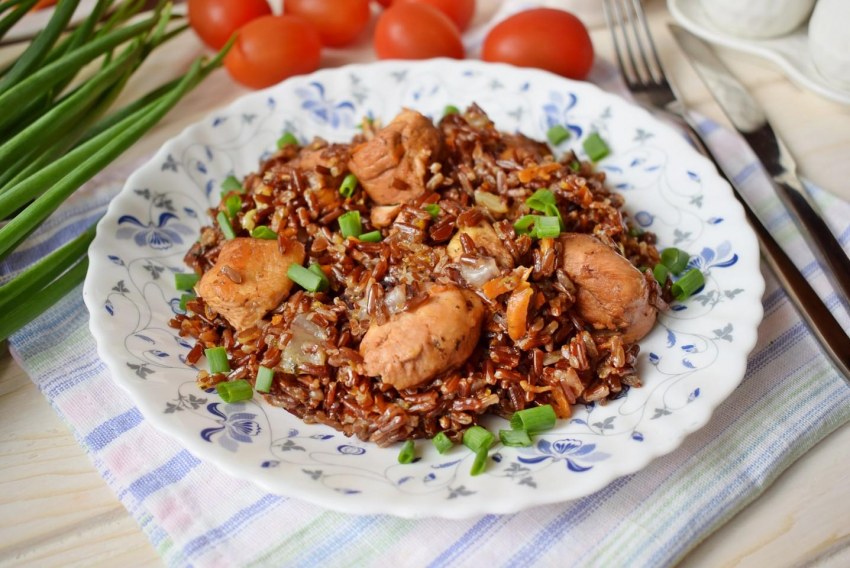 Плов с бурым рисом и курицей