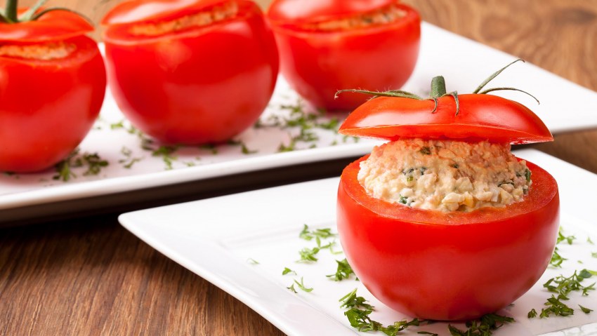 Помидоры, фаршированные яйцами и ветчиной