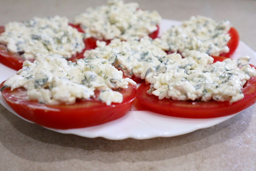 Помидоры с сыром и чесноком