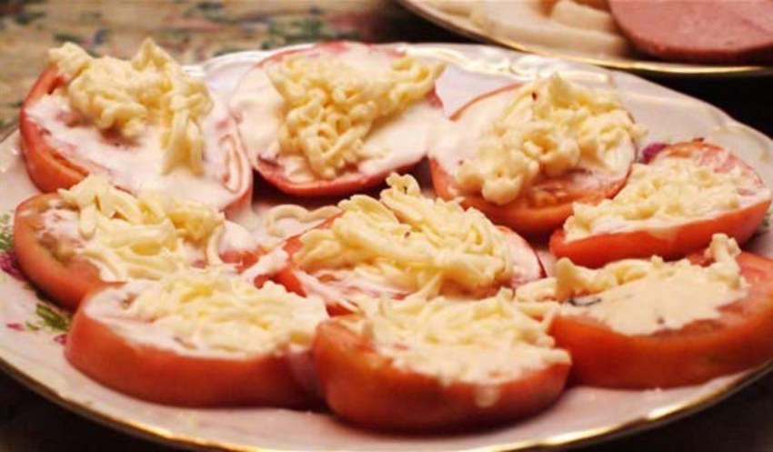 Помидоры фаршированные сыром и чесноком