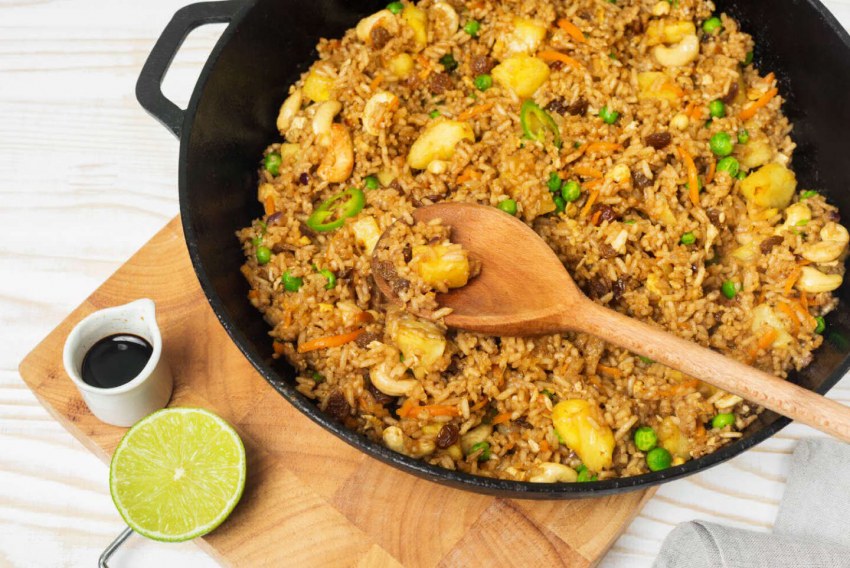Рис по-тайски с курицей и овощами