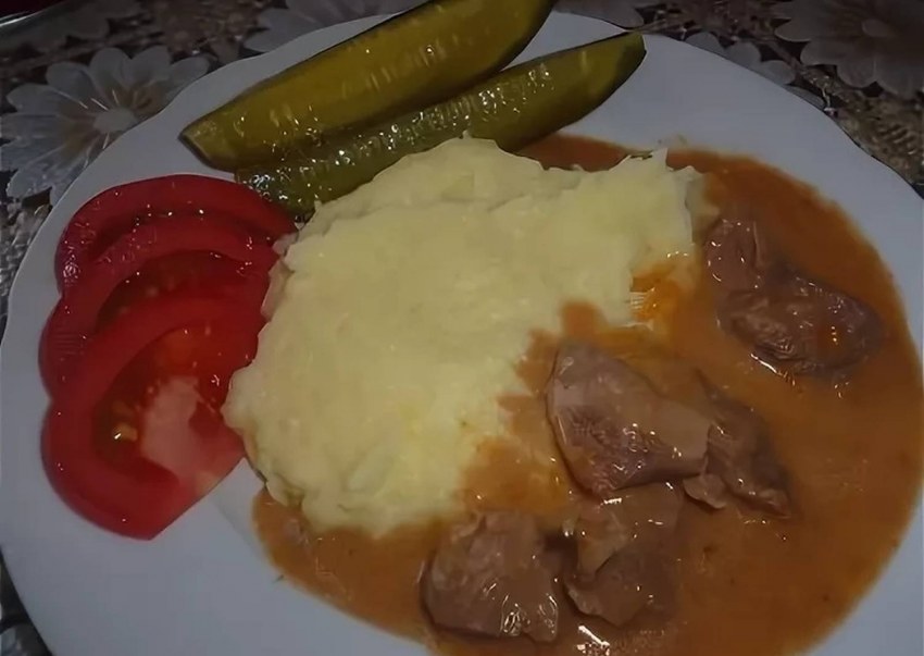 Гуляш с подливой и картофельным пюре