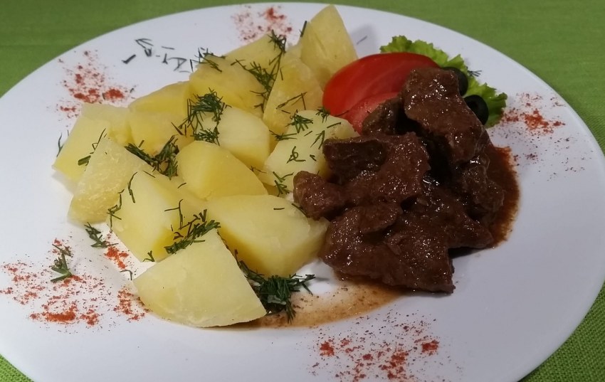 Картофельное пюре с мясной подливкой
