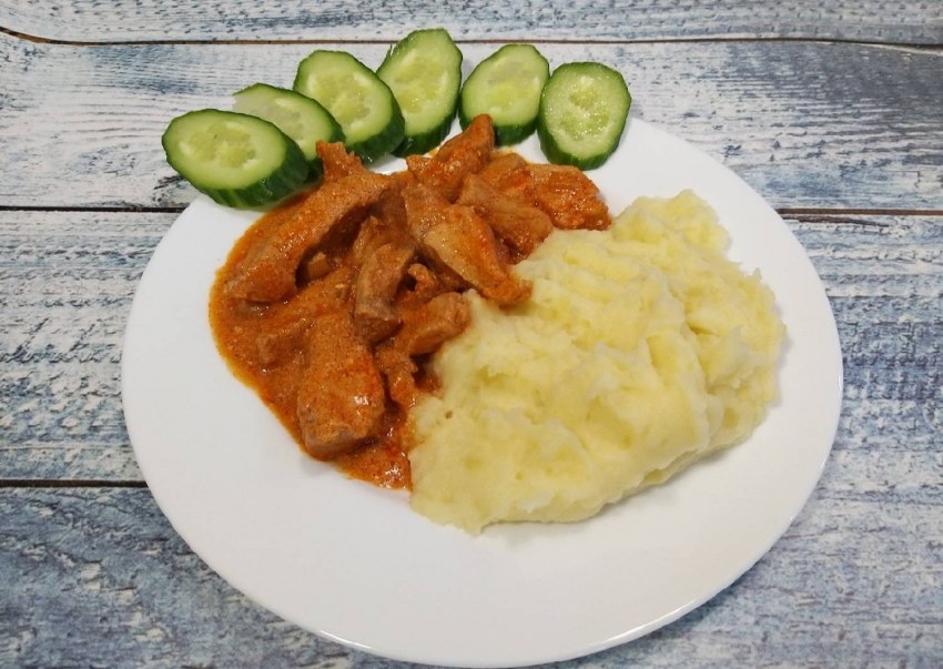 Гуляш из куриний с картофельным пюре