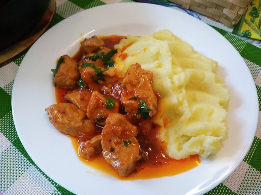 Свиной гуляш с подливкой с рисом