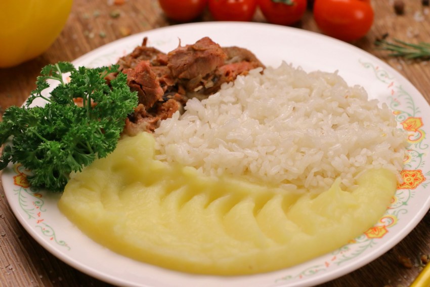 Поджарка из свинины с картофельным пюре