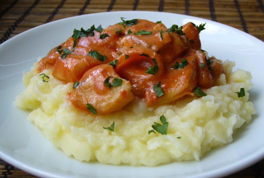 Пюре с гуляшом из курицы