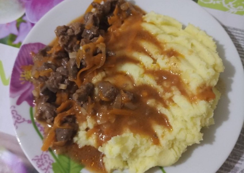 Картофельное пюре с соусом