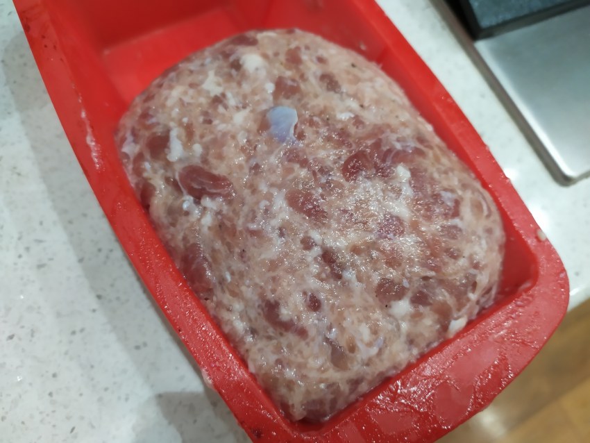 Вареная колбаса на прозрачном фоне