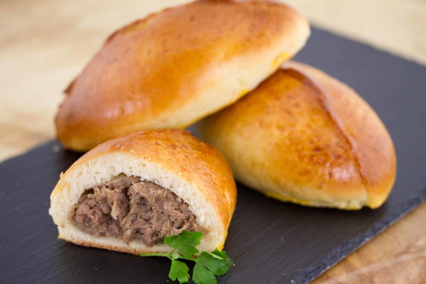 Пирожки с луком и яйцом в духовке
