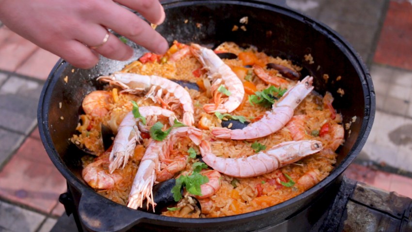 Паэлья с морепродуктами в казане
