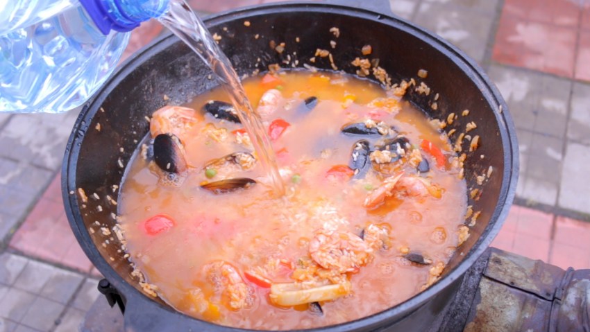 Паэлья с морепродуктами в казане на костре