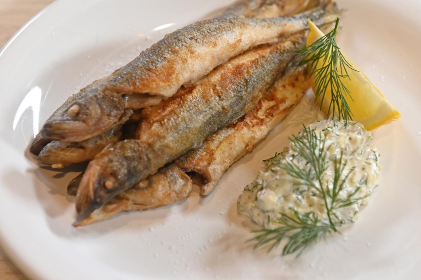 Сервировка маринованной корюшки
