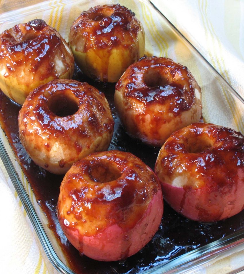 Яблоки печеные с орехами и черносливом