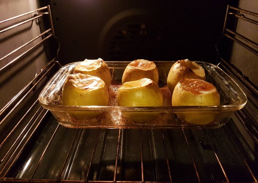 Запеченные яблоки с вишней