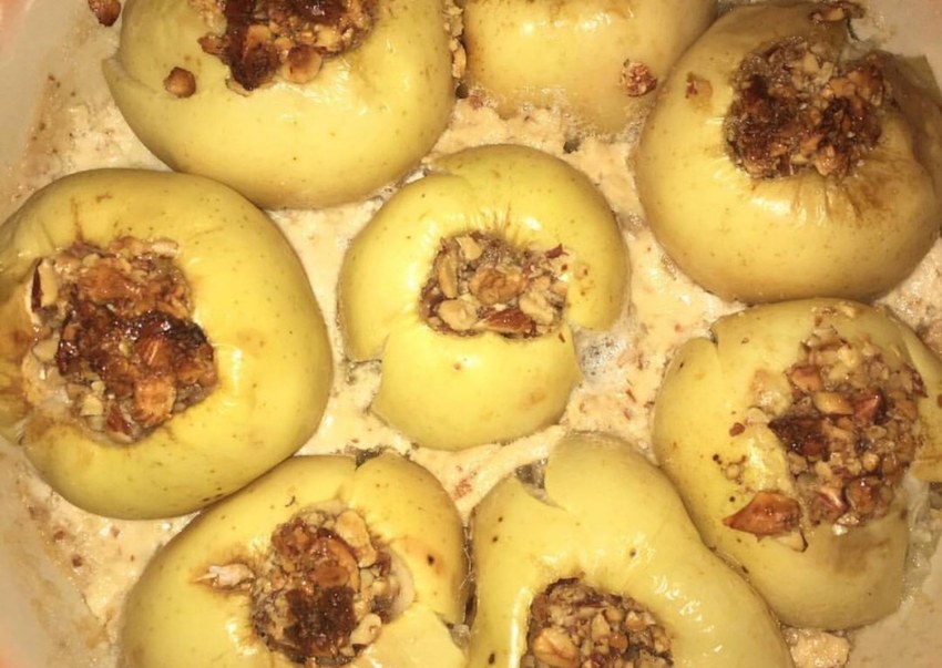 Половинки яблок в духовке