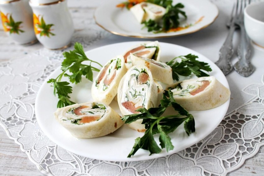 Рулет из лаваша с красной рыбой и огурцом и яйцом