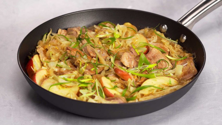 Жареная свинина с жареной капустой