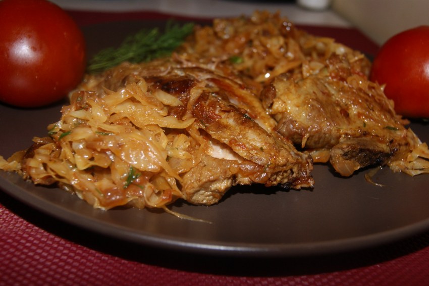 Тушеная капуста со свиными ребрышками
