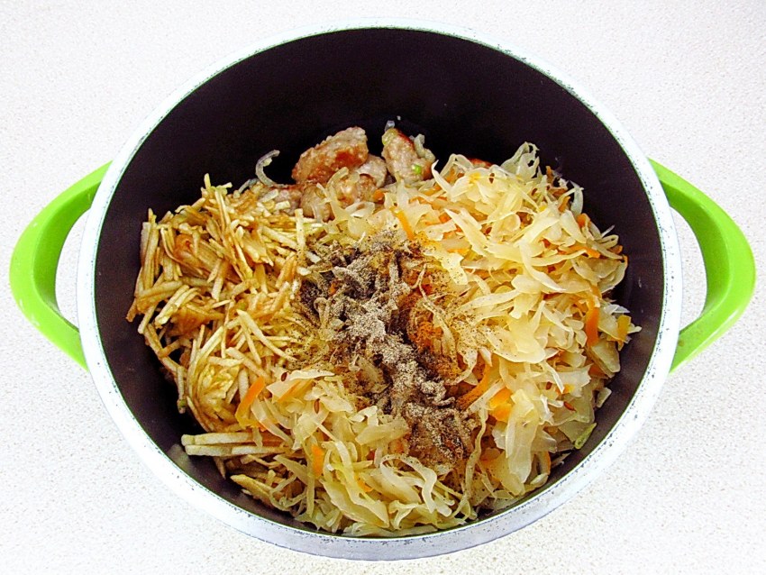 Свинина с капустой и яблоками