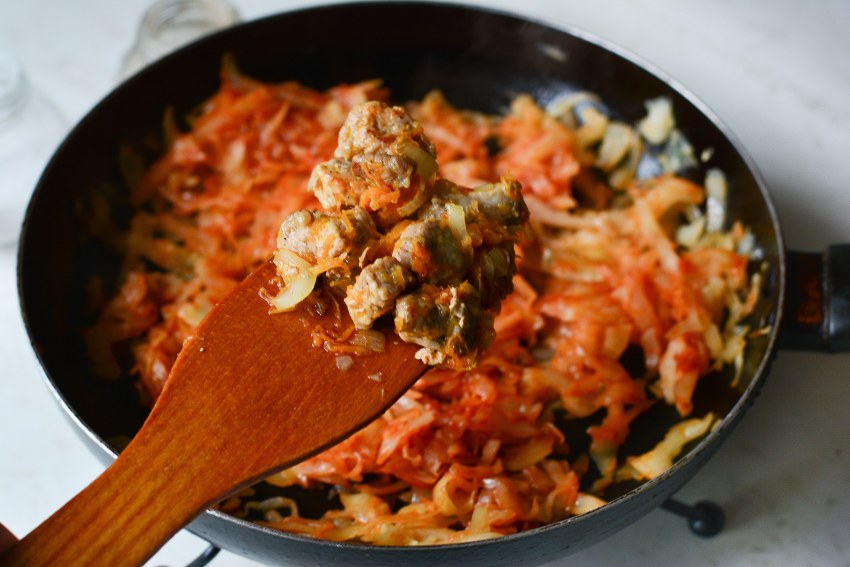 Тушёная капуста с мясом на сковороде