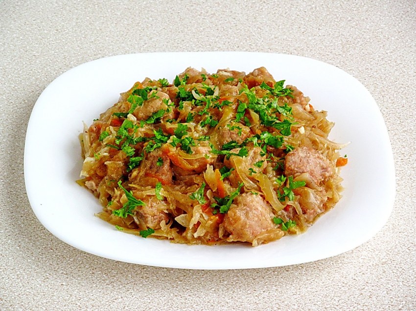 Свинина тушеная с кислой капустой