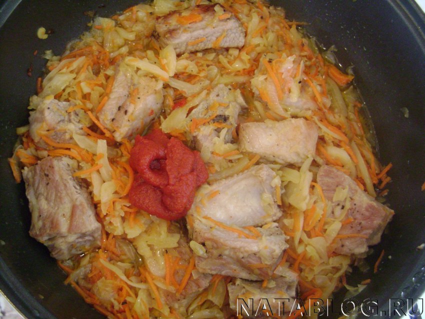 Капуста с ребрышками тушеная в духовке