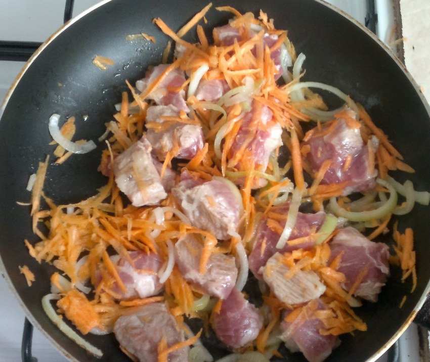 Тушёная капуста с мясом на сковороде