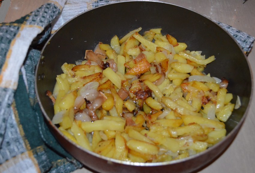 Жареная картошка с салом на сковороде