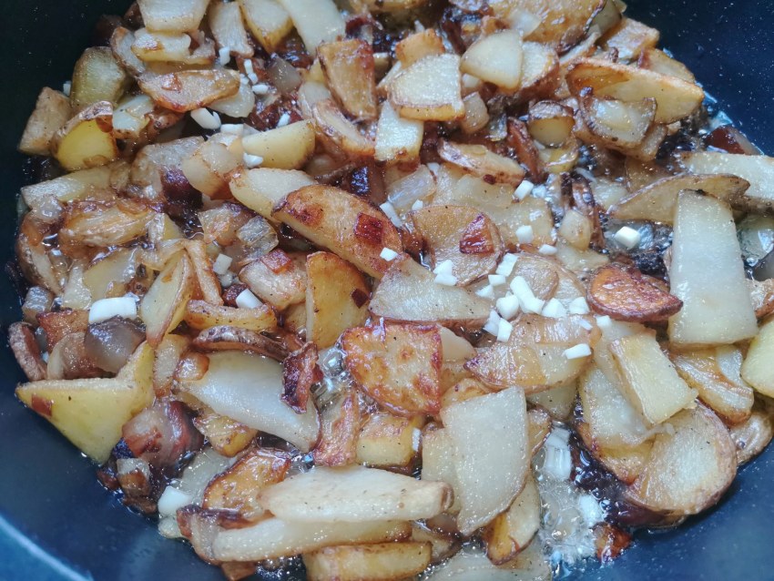 Картошка с салом на сковороде