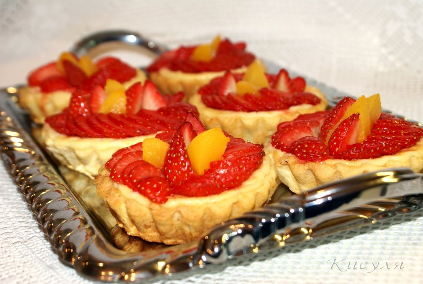 Корзинка с клубникой пирожное