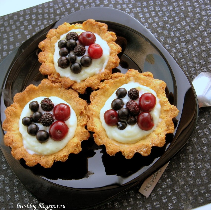 Песочные корзиночки с кремом и ягодами