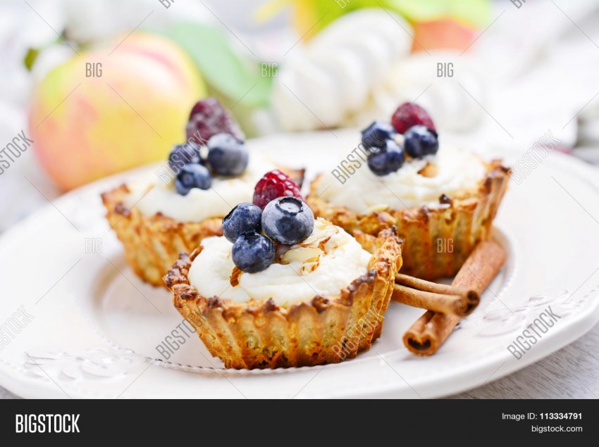 Овсяные корзиночки с творогом и ягодами