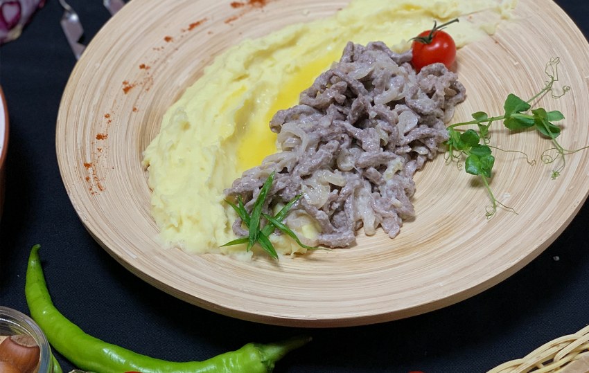 Бефстроганов из говядины с картофельным пюре